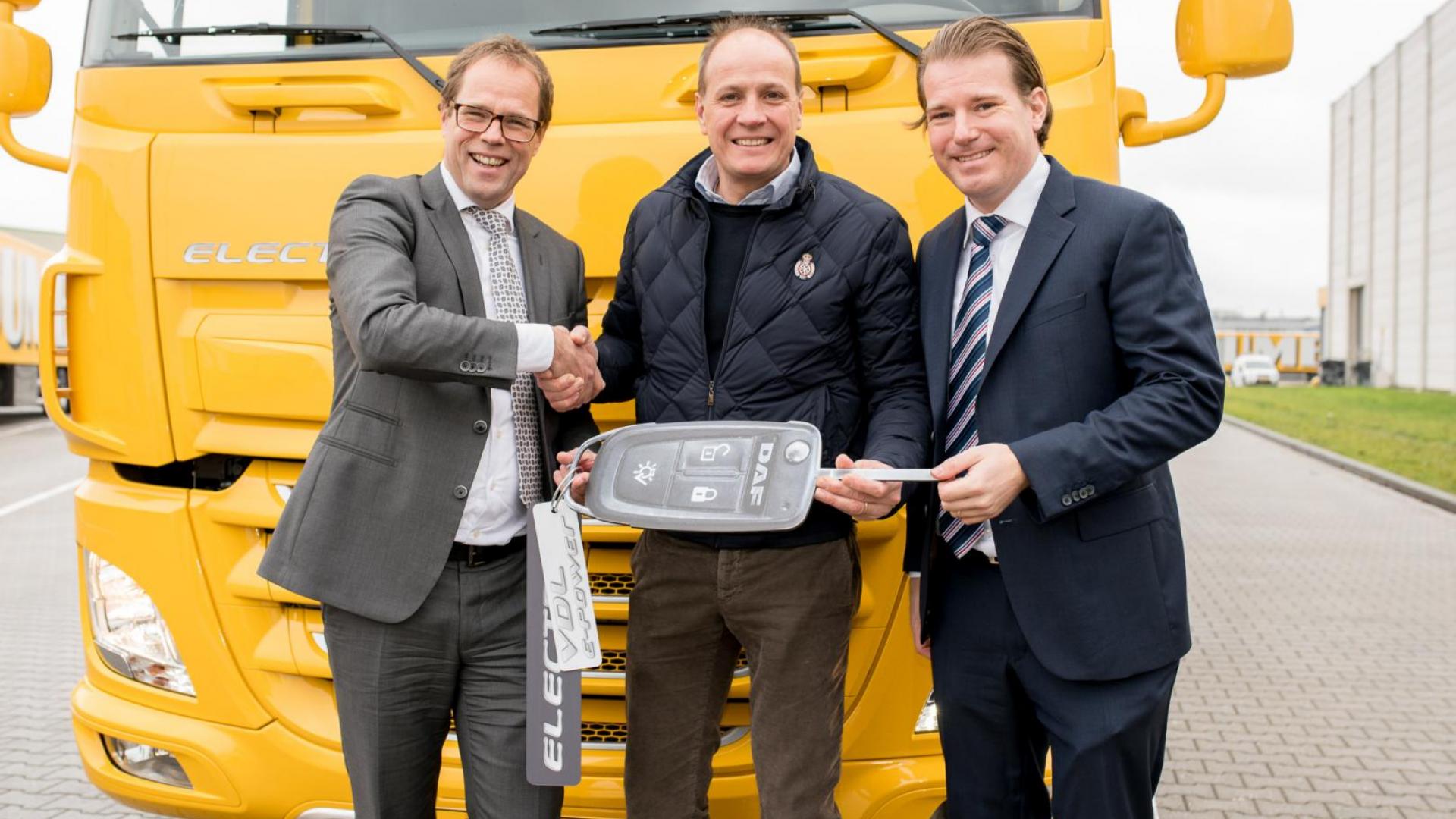 VDL and DAF deliver first electric truck to Jumbo