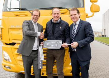 VDL and DAF deliver first electric truck to Jumbo